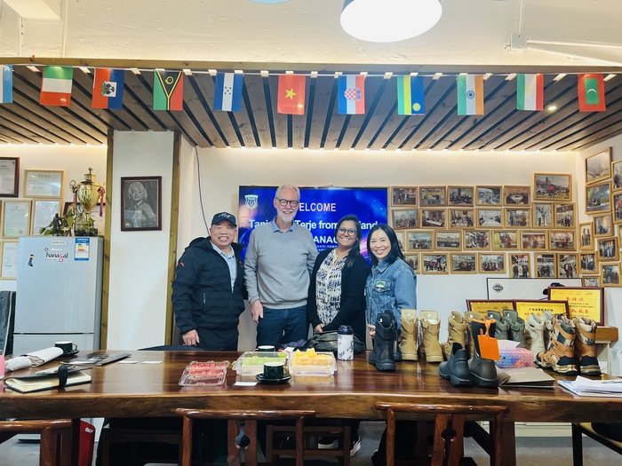 நார்வே மற்றும் டென்மார்க்கில் இருந்து வாடிக்கையாளர்கள் தொழில்துறையில் புதிய வாய்ப்புகளை ஆராய குவாங்சோ ஹனகல் ஷூஸ் கோ., லிமிடெட் வருகை