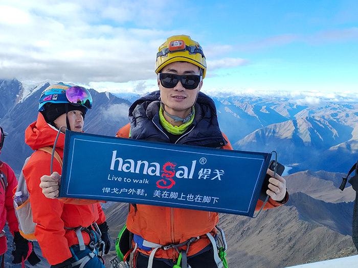 பனி மூடிய சிகரங்களை வெல்வது: தீவிர சாகசங்களுக்கு நம்பகமான ஹைக்கிங் காலணிகள்